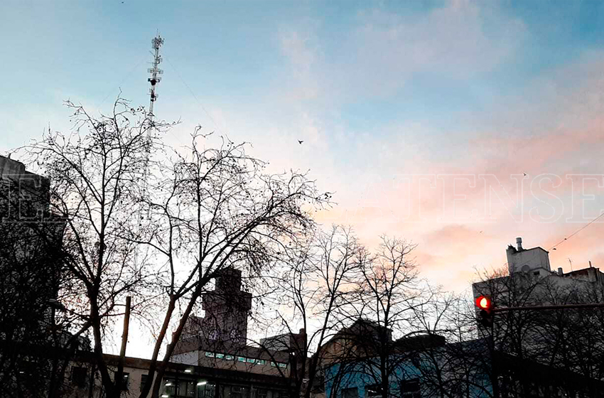 Se despeja el horizonte cielo parcialmente nublado y máxima de 14