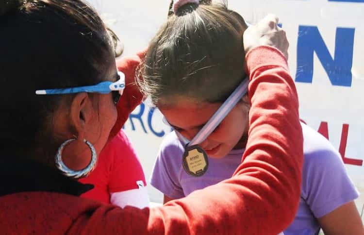 "Marita" le coloca la medalla a su hija Maia. (Foto: Emder).