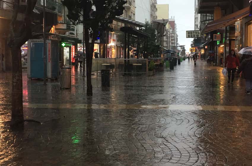 La lluvia se instala este domingo en la ciudad