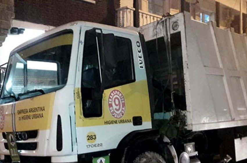 Un camión recolector de basura mató a una motociclista