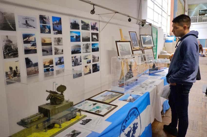 Malvinas: el hall municipal recibe una muestra sobre la guerra
