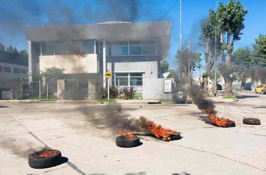 Puerto: con quema de gomas, estibadores realizan un bloqueo