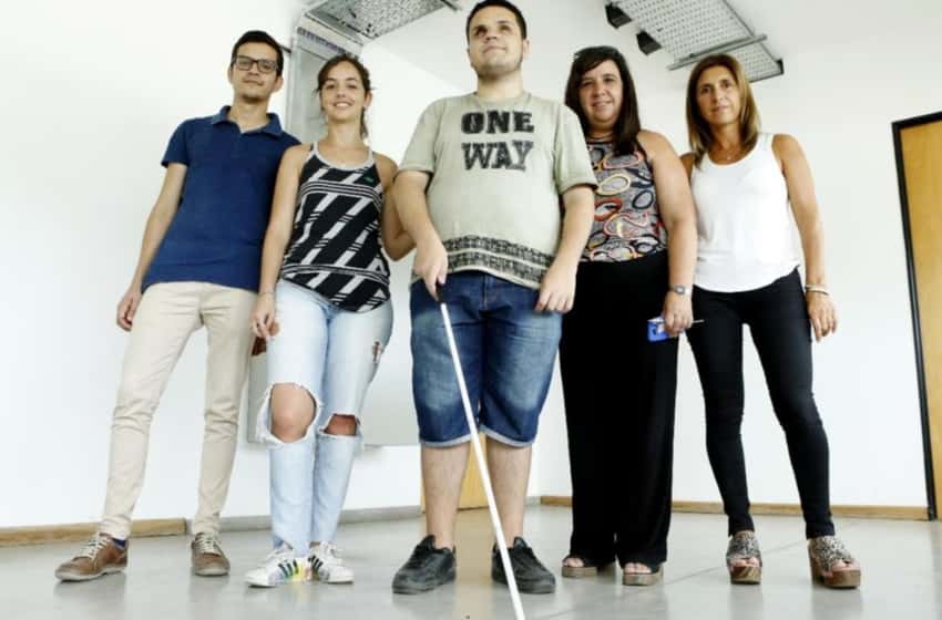 Crean en La Plata un bastón para personas con discapacidad visual