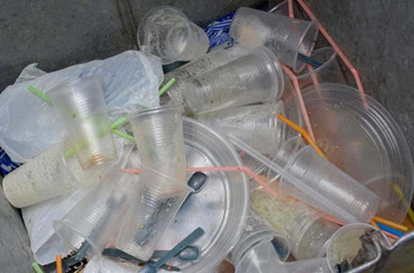 Prohibieron utilizar plásticos de un solo uso en el sector costero