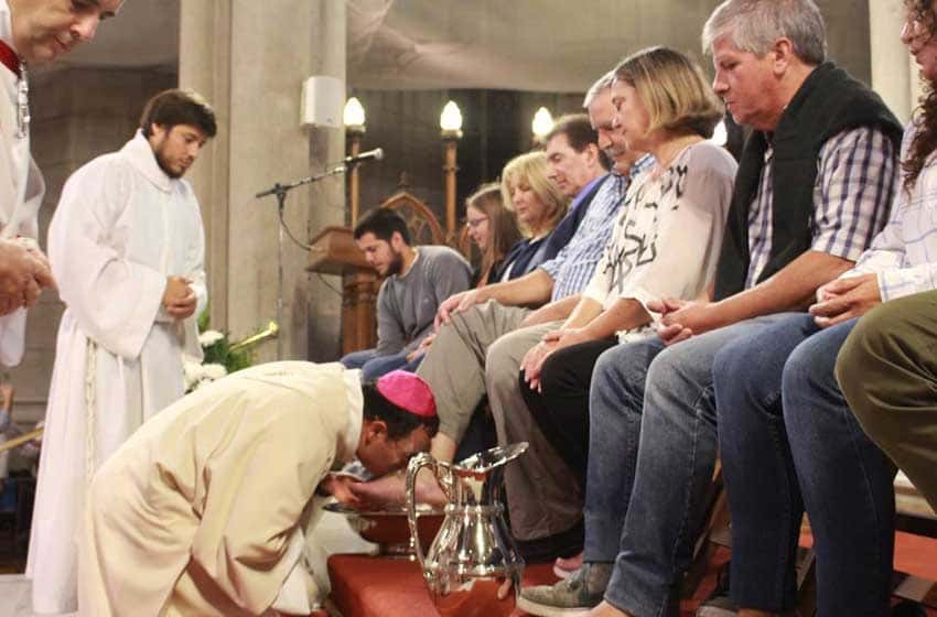El Obispo lavó los pies a seis parejas