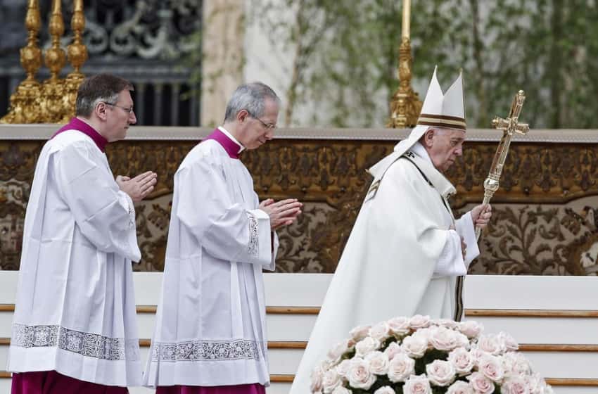Suspendieron a cinco funcionarios del Vaticano por supuestos fraudes financieros