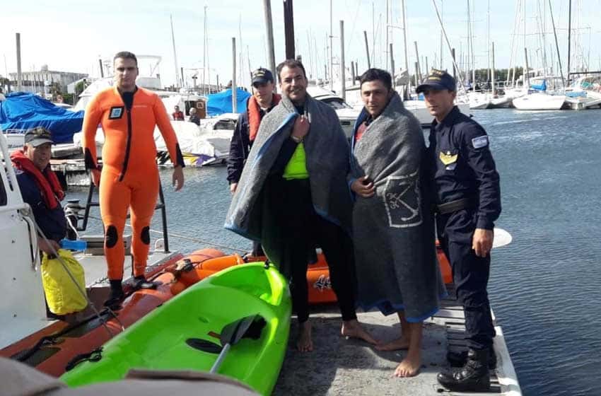 Rescataron en el mar a dos kayakistas en Punta Mogotes