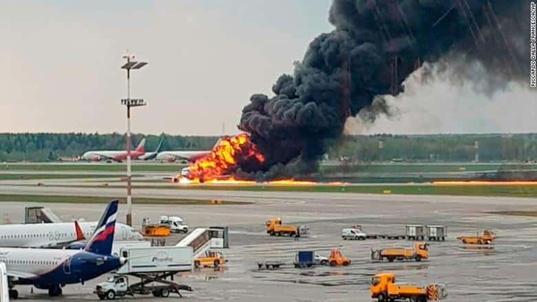 Tragedia en Rusia: mueren 41 pasajeros al incendiarse un avión