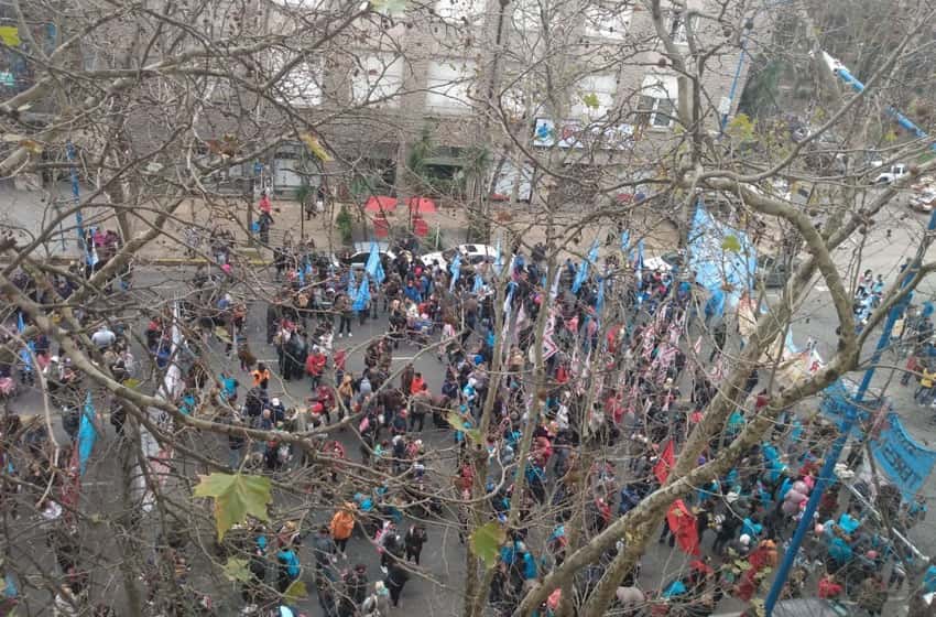 Organizaciones sociales se movilizan y acampan frente a la Municipalidad