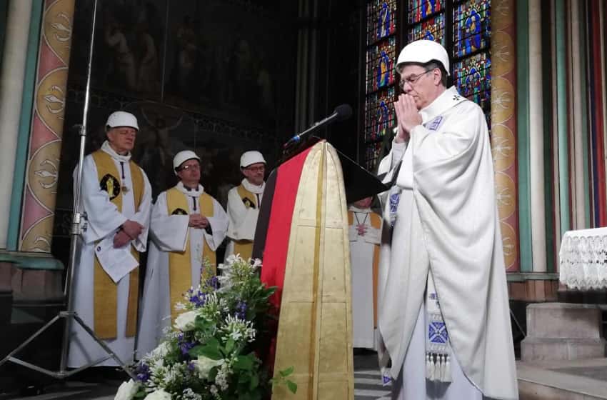 Notre Dame celebró su primera misa, dos meses después del incendio