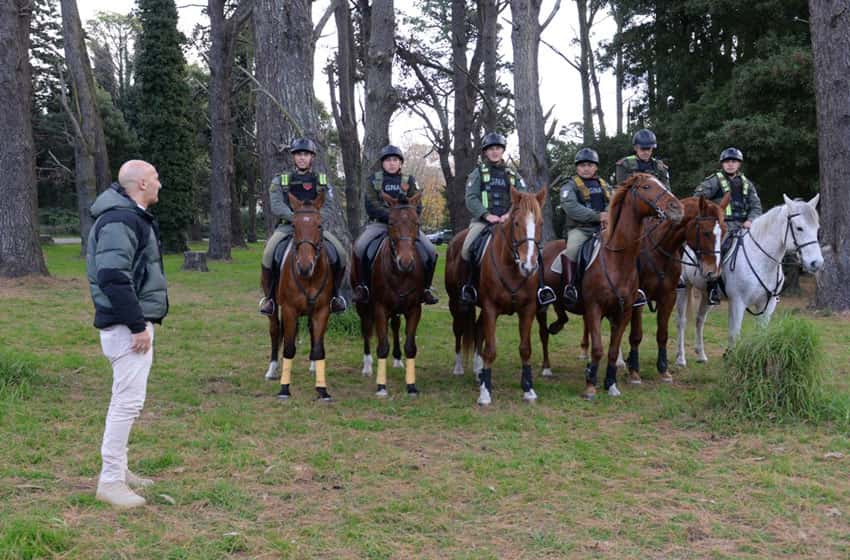 A caballo, Gendarmería montó un operativo en el Bosque Peralta Ramos