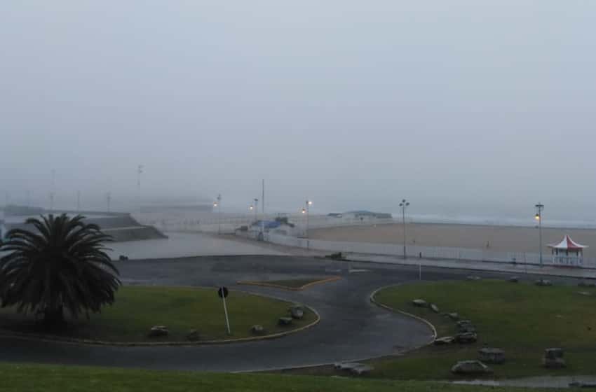 Niebla, lluvias matinales y frío en Mar del Plata