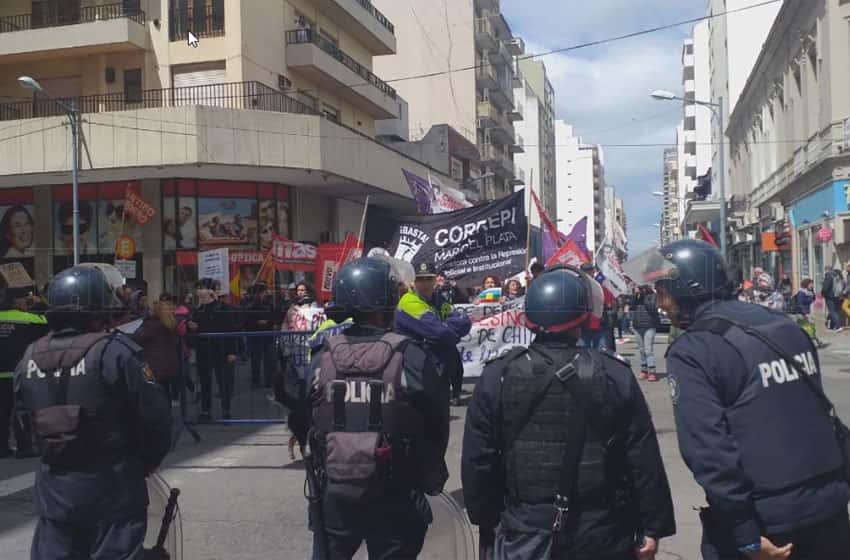 Entre vallas y policías, organizaciones sociales protestaron en el consulado chileno