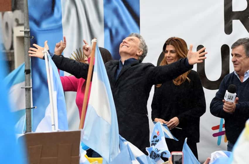 Macri felicitó a todos por votar y pidió "paciencia" para esperar los resultados