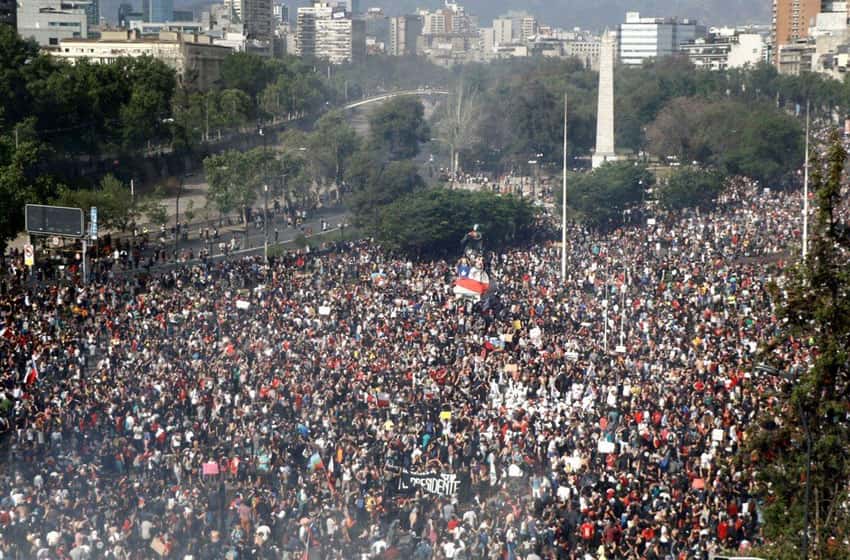 Un muerto, disturbios e incendios durante la última protesta masiva del año en Chile