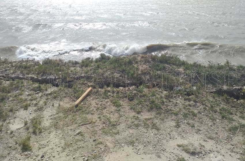 Riesgo de derrumbe en la playa Las Delicias: se formó una importante grieta