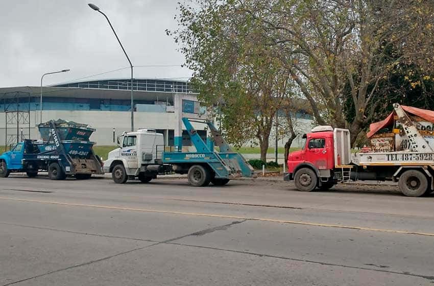 Nuevo protestódromo: camiones volcadores se sumaron a los reclamos en el COM