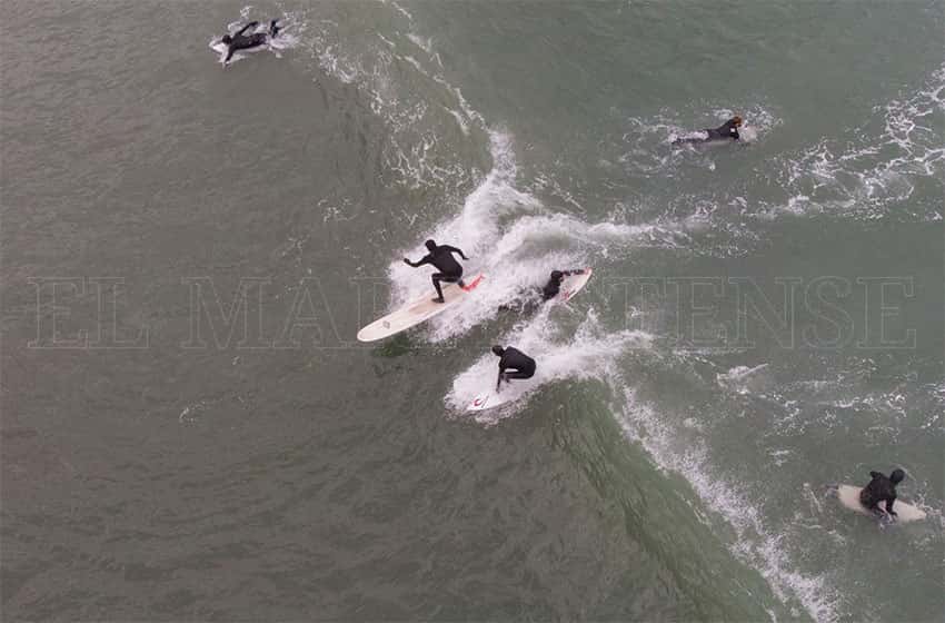 Volver al mar: surfistas realizaron una "metida masiva" en Mar del Plata