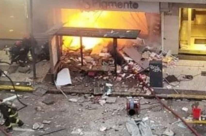 Explosión e incendio en una perfumería en Villa Crespo: dos bomberos muertos