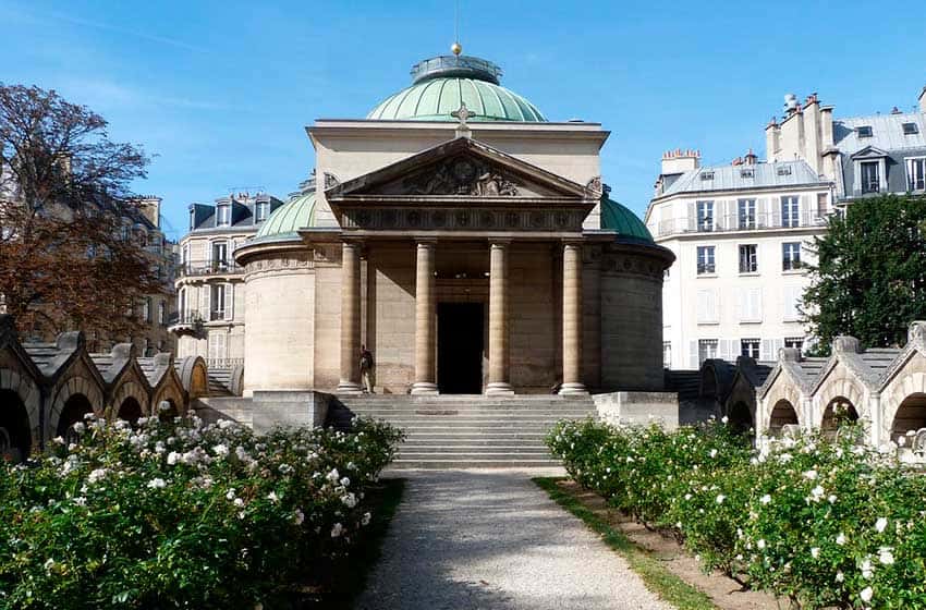 Hallaron restos de 500 guillotinados por la Revolución Francesa entre las paredes de una iglesia en París