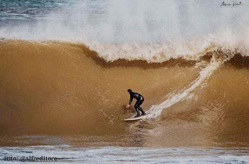 Crónica de un feriado con olas enormes en la capital Nacional del Surf