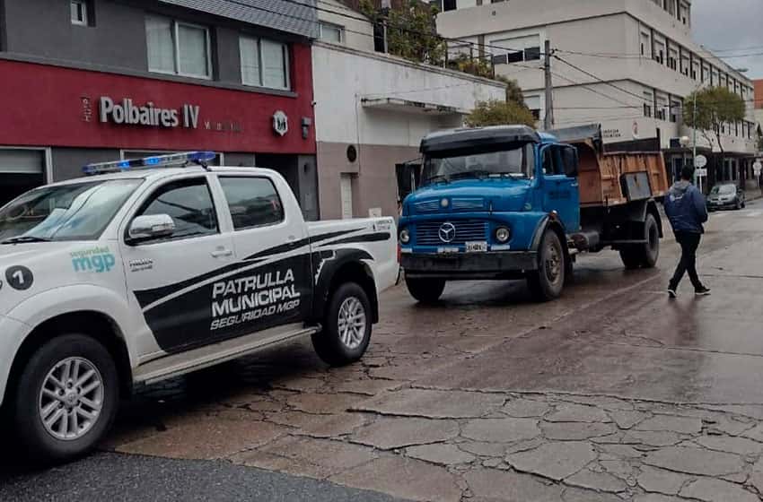 Interceptan un camión que arrojaba residuos: el Municipio lo infraccionó