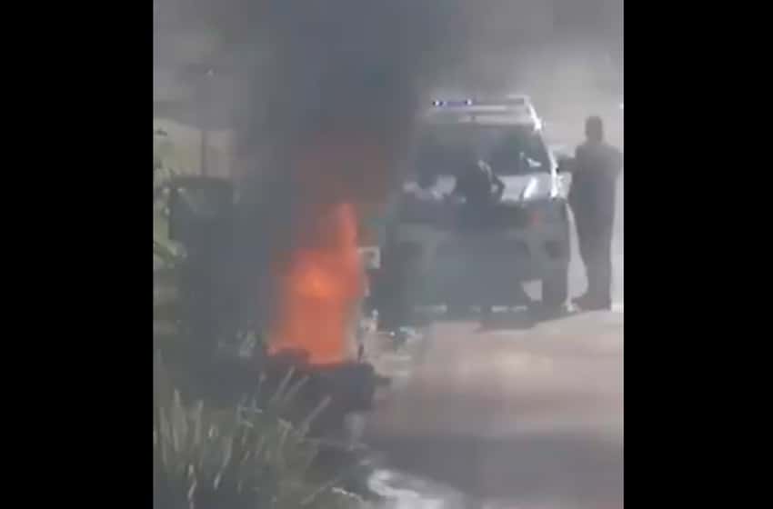 Prendidos fuego: se les incendió una moto robada