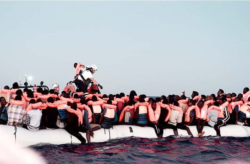 Más de 50 desaparecidos tras naufragar el barco en que intentaban acceder a Europa