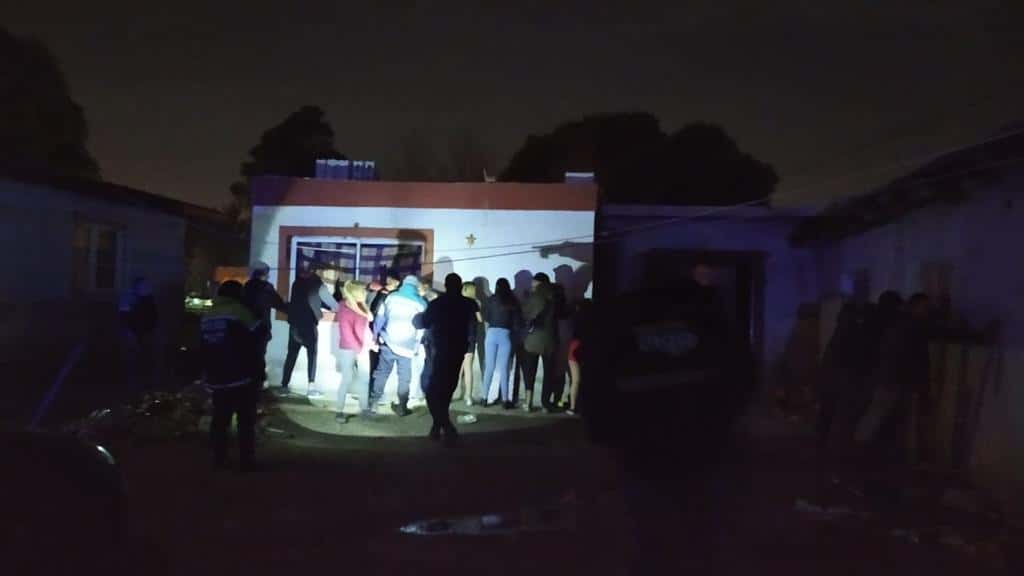 Desarticulan fiesta clandestina con 50 personas: algunos huyeron saltando los muros