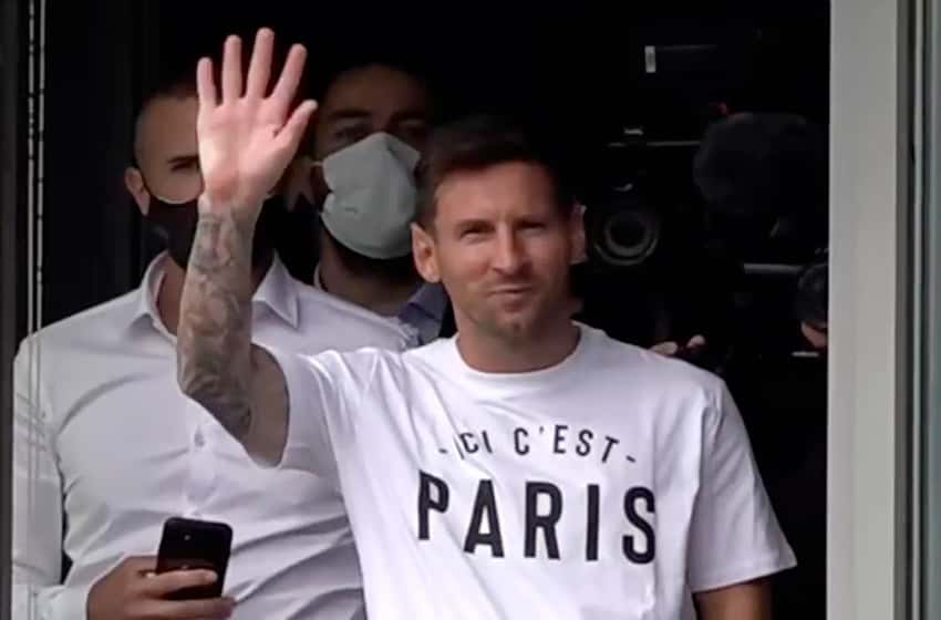 Messi llegó a París, saludó a los hinchas del PSG desde el aeropuerto y firmará su contrato