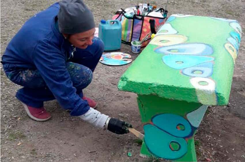 Artistas pintaron los bancos de la Plaza Revolución de Mayo