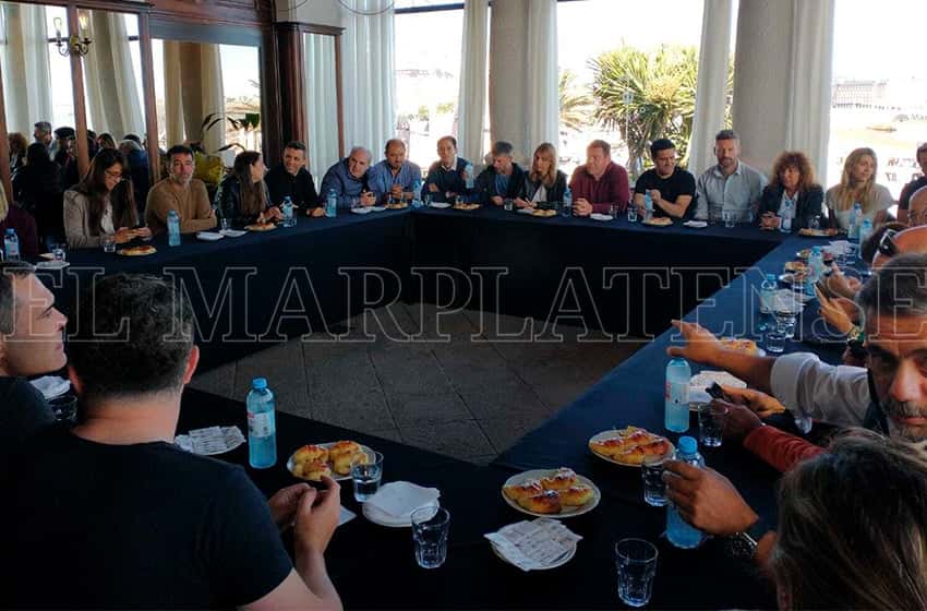 El Intendente encabezó un desayuno con candidatos y referentes de Juntos