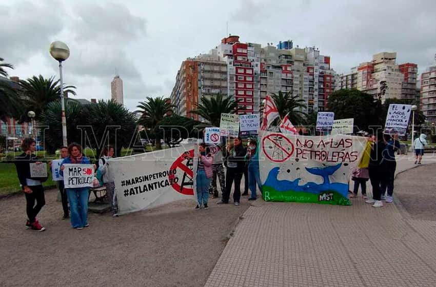 El colectivo contra las petroleras fija posición frente a la Asamblea Nacional de Intendentes