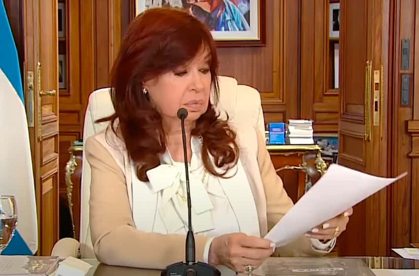 La crítica de Cristina Kirchner en redes sociales a dos senadores peronistas que votaron a favor de la Ley Bases