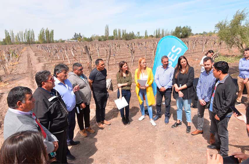 Raverta en Mendoza: inauguró oficina en Maipú y entregó jubilaciones a viñateros