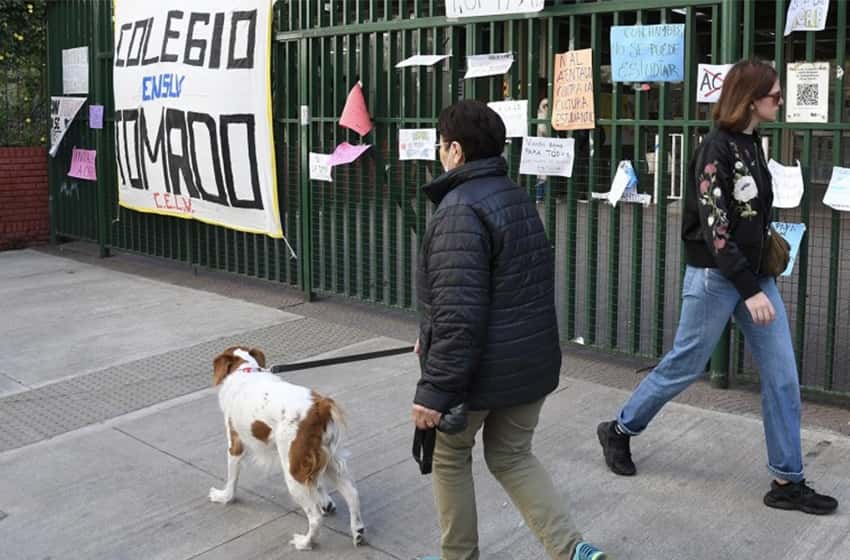 Siguen las tomas en escuelas y estudiantes del Nacional Buenos Aires hicieron un pernocte