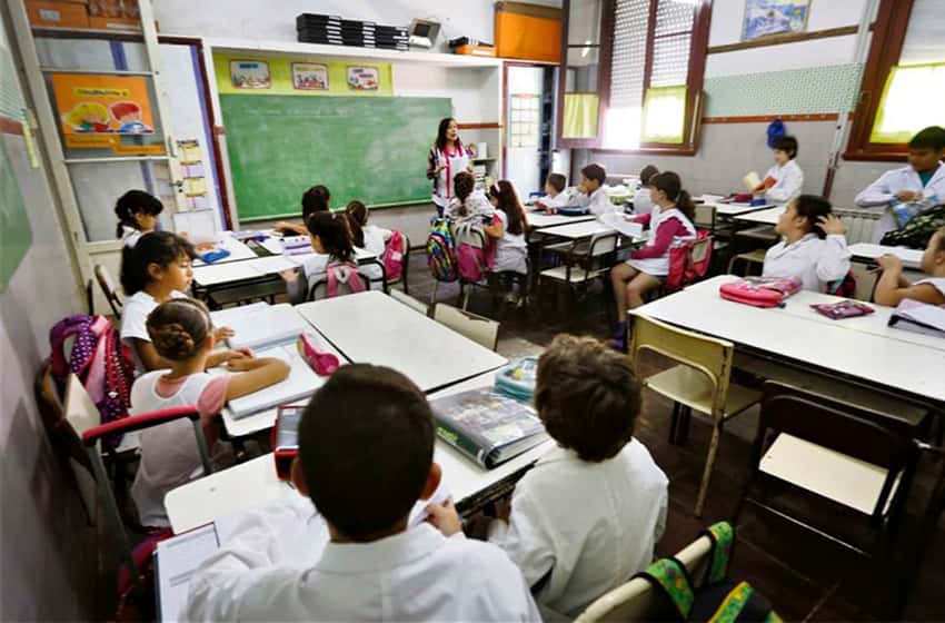 Gobierno oficializó aumento de la ayuda escolar para alumnos hasta el secundario