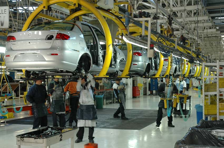 Fábricas paradas: los motivos detrás del freno a la producción de autos en medio de una fuerte caída en las ventas