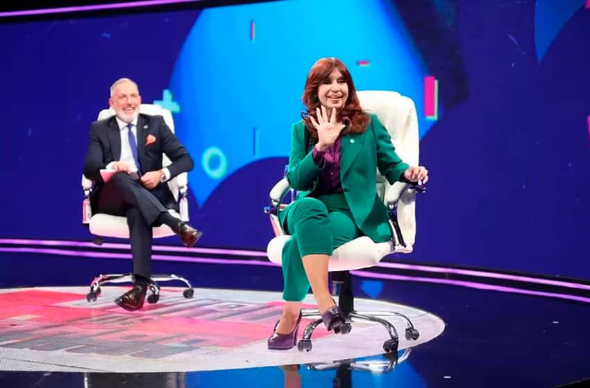 Cristina Kirchner le respondió a Milei por la pobreza: "Están jugando con la mesa de los argentinos"