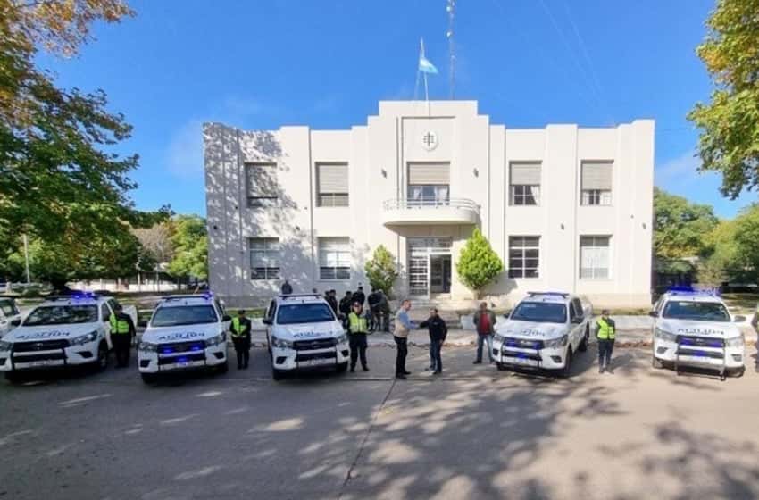 Madariaga finalmente recibió los 8 nuevos móviles policiales