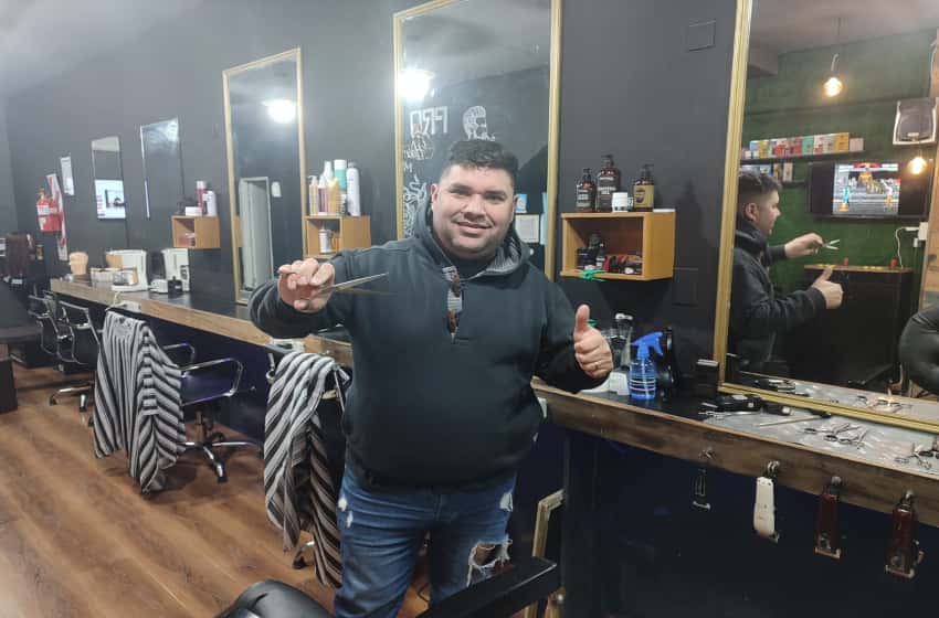 Gran gesto: un peluquero de Mar del Plata ofrece cortes de pelo gratis a personas en situación de calle