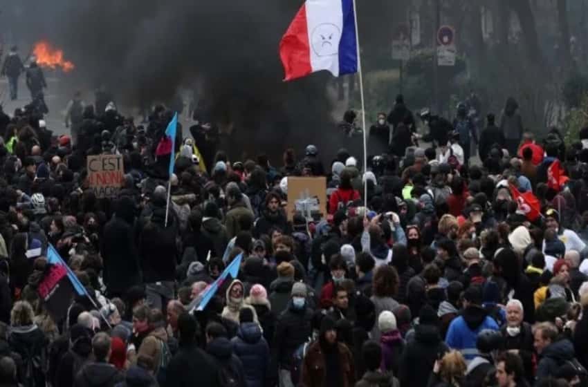 Francia suspenderá las redes sociales si las protestas no finalizan pronto