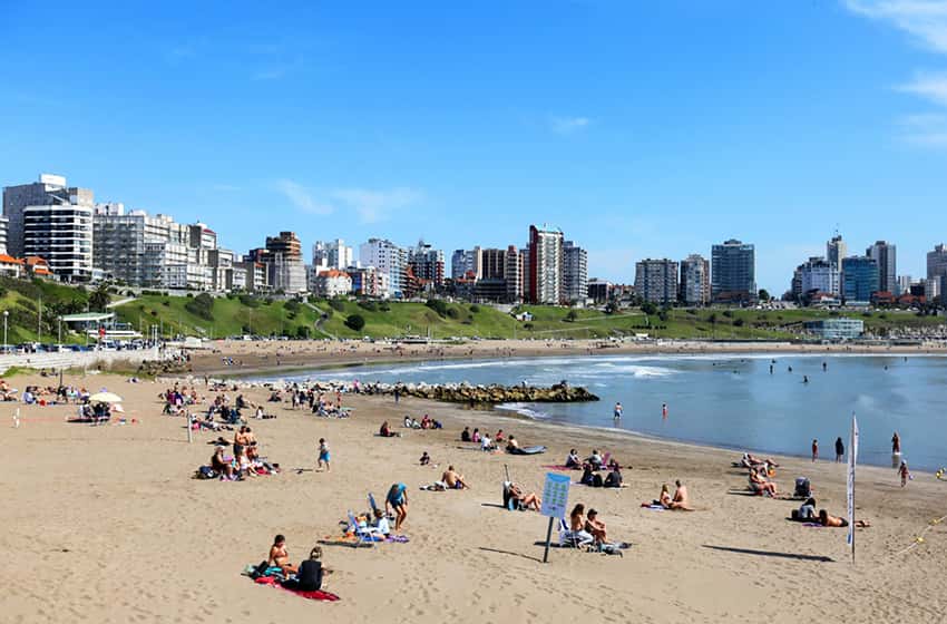 El clima se acomoda en Mar del Plata: el sol gana la batalla, pero no con mucho calor