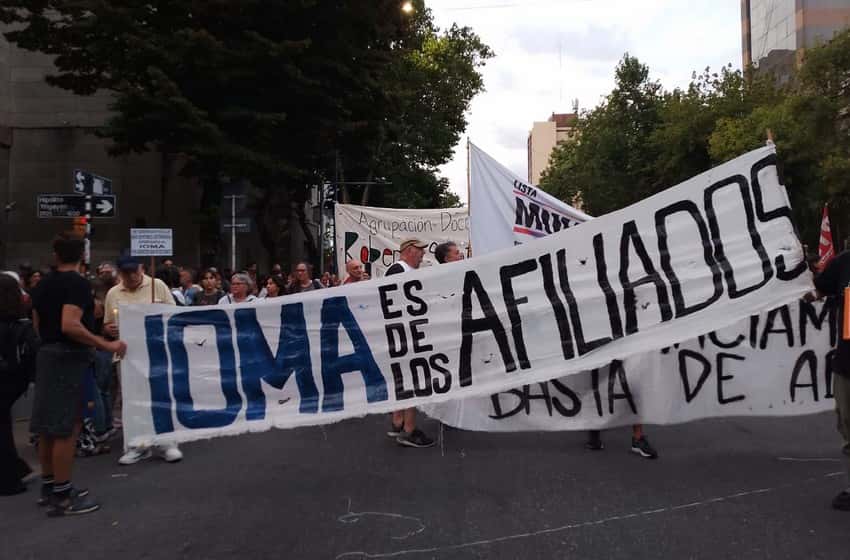 Marcha de antorchas por IOMA, un reclamo que ya lleva cinco meses