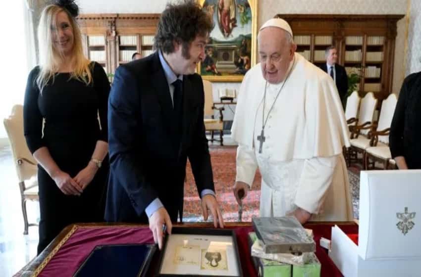 Los tres regalos de Javier Milei al papa Francisco