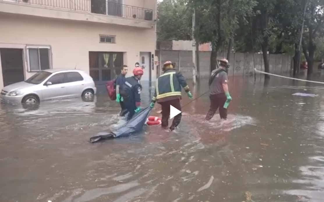 Murió un hombre en medio de la tormenta en Lanús: su cuerpo apareció flotando en una calle inundada