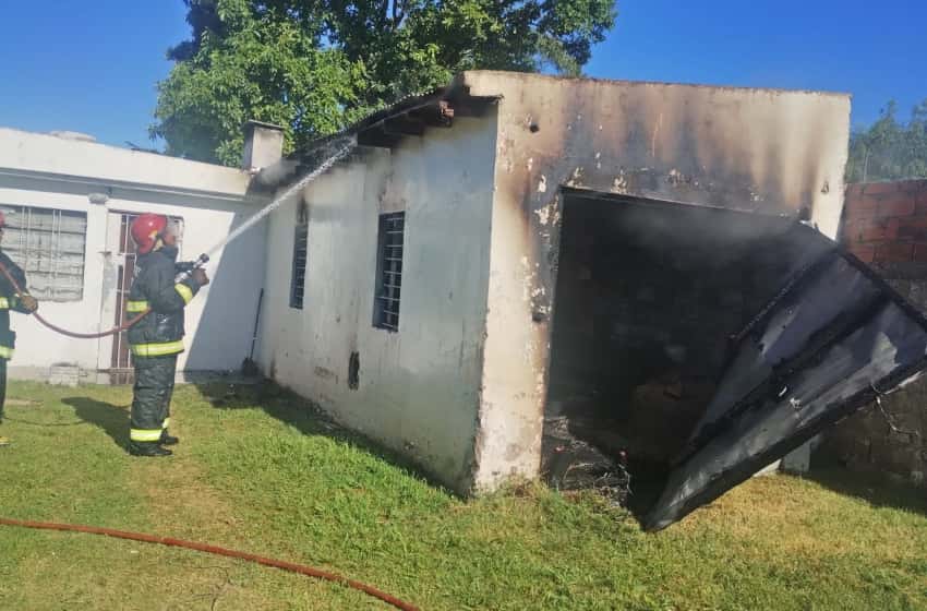 Sofocan incendio en un garaje de una vivienda del barrio Belisario Roldán