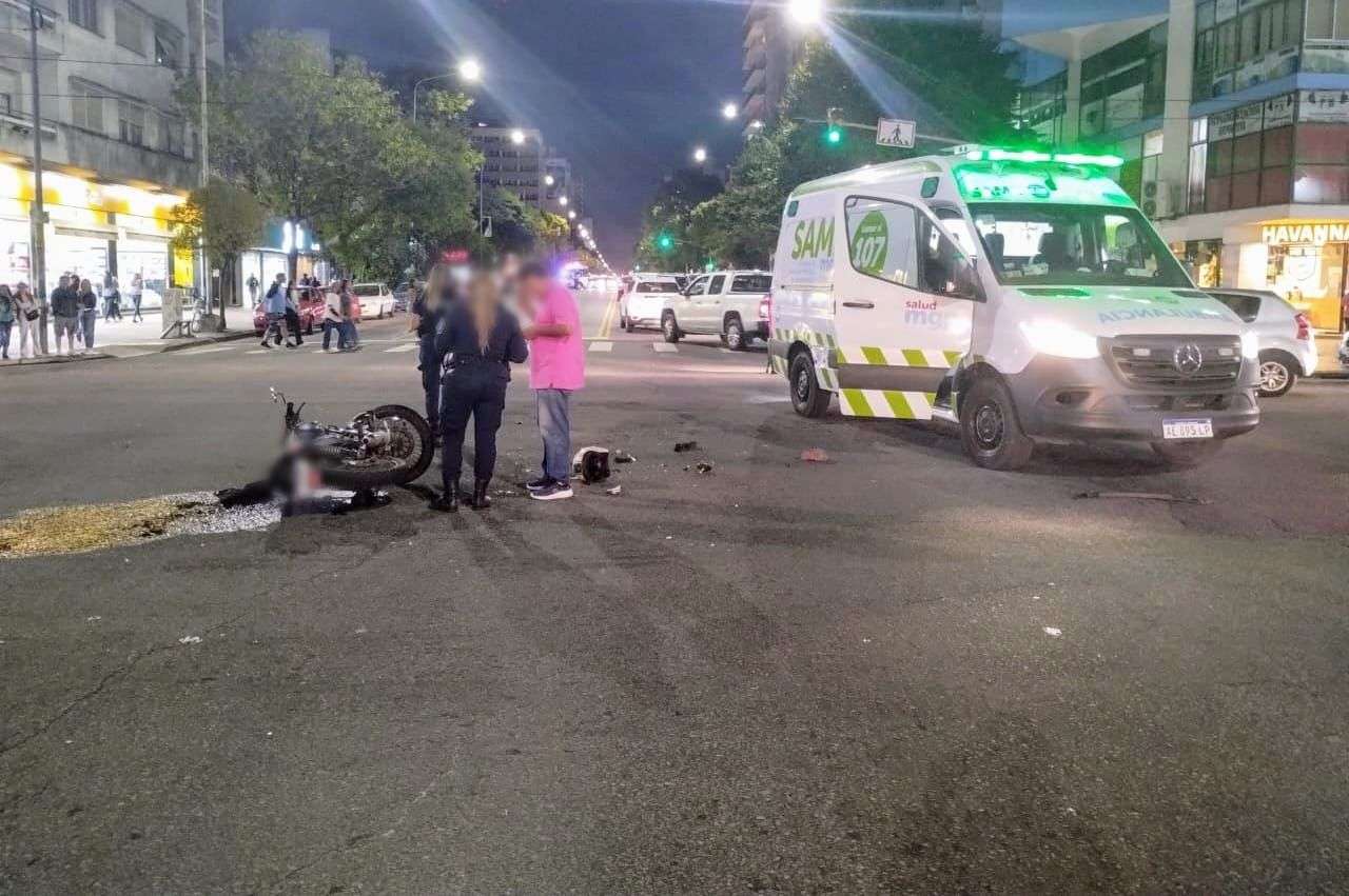 Una motociclista hospitalizada tras un choque en Independencia y Luro