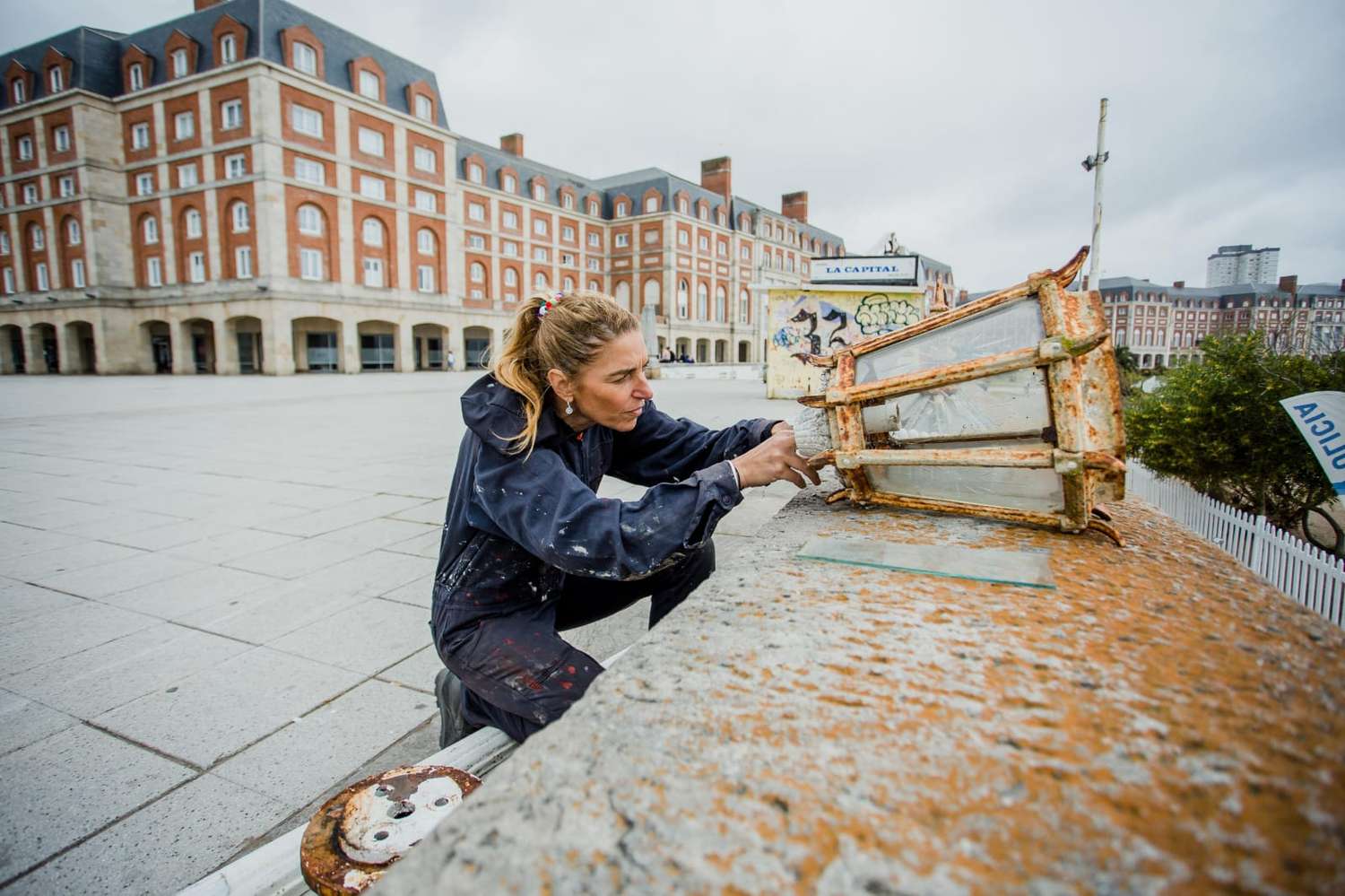 La mujer que mantiene viva a Mar del Plata a través de sus monumentos