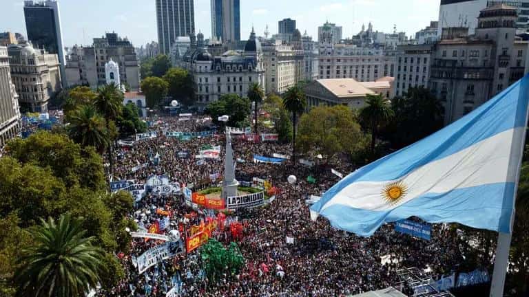 Una marcha masiva y un video oficial que reavivó el trauma de la dictadura